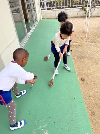 お掃除だって上手な子どもたち。先生の姿をよーく見ています。