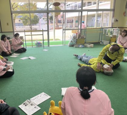 教職員は年間を通して様々な研修会を行います。ＡＥＤの使い方についての実践や感染症予防のための研修会を行いました。<br />
これからも様々な研修をしていきながら教師の質の向上を図っていきます。