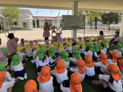 英語クラスのイベント「イースターエッグハンティング」がありました。<br />
英語クラスの先生に由来を教えてもらい、早速ハンティングに出かけました。先生たちは絶対分からないところにエッグを隠していましたが・・・子どもたちは見つけるのが上手です！！大盛り上がりの子どもたち。英語クラスがあることで貴重な経験のできる子どもたちは幸せです。