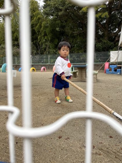 １歳児だってお掃除してくれるんですよ。お家の人と離れる朝は涙がでますが、先生と一緒なら笑顔になります。