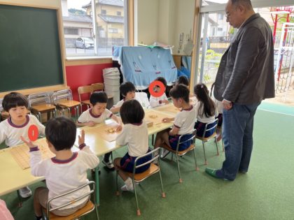 年長組は将棋教室の体験をしました。将棋の先生に楽しく面白く教えてもらいました。友達と集中してゲームをする姿がありました。将棋の魅力を感じてくれたかな？？<br />
富士見が丘こども園はアフタースクールが充実しています。将棋教室はその中の１つです。