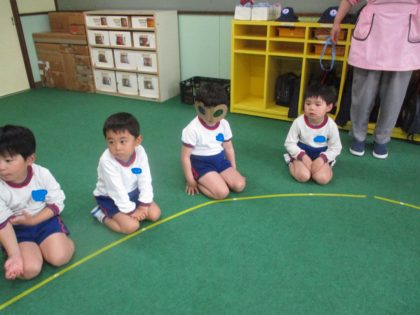 富士見が丘こども園にはユニークな子どもたちがたくさんいます。真面目に座って先生の話を聞いています・・・笑<br />
私たち教職員はいつも子どもたちから笑顔を勇気と元気をもらっています。