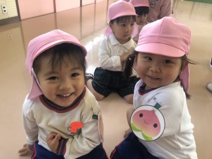 ３歳児から５歳児は毎月１回、異年齢保育の日をつくっています。同じグループになることで、お兄さんやお姉さんに優しくしてもらったり、普段会話の少ない友達と仲良くなるチャンスの日でもあります。この日はグループ発表の日。グループのメンバーや担当の先生が分かり、とっても嬉しそうでした。来月も楽しみです。