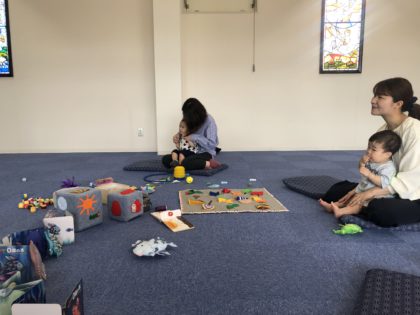 未就園児教室“いちごkidsルーム”開級しました。<br />
今年度から救世主も登場！！楽しく、子育て相談もしながらのあっという間の１時間。来月は６月５日です。みなさまお待ちしております。