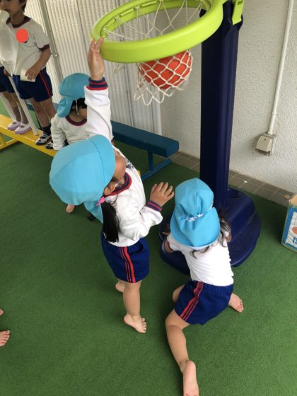 未満児の子どもたちもとっても元気です！！２歳児はバスケットに夢中。ゴールを決めると手を叩いて大喜び。嬉しさを身体全部使って表現してくれます。