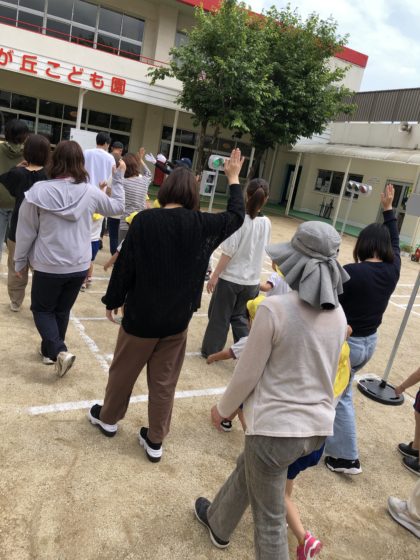 富士見が丘こども園では毎月交通安全教室を行っています。毎月しているのは富士見が丘こども園だけです。今月は親子で歩行訓練をしました。模擬信号機を使って実際園庭を歩きました。<br />
自分の命は自分で守っていけるよう、これからも繰り返し伝えていきたいと思います。保護者のみなさまご協力ありがとうございました。