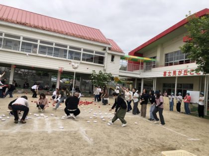 親子歩行訓練の後は、保護者同士の親睦会を行いました。<br />
玉入れを行い、最初は緊張していた保護者の方も最後は笑顔でした。<br />
親睦は深められましたか？富士見が丘こども園での出会いがこれからも続いてくれたら私たちは幸せです。