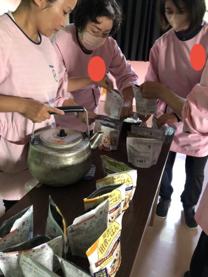 様々な避難訓練を行っていますが、今年は初めて非常食をみんなで食べました。災害時には非常食が必要になることや、作り方を知っておくことの大切さなどを子どもたちに話しました。