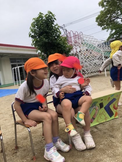 園内でも園庭でも元気に遊ぶ子どもたち。小さな友だちのお世話も上手です。こちらまで笑顔になる可愛い光景です。