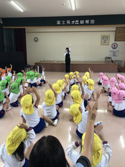 富士見が丘こども園では毎月交通安全教室を行います。６月は「雨の日の交通安全」をテーマに交通ルールを教えていただきました。毎月分かりやすく丁寧に教えてくださいます。来月も楽しみです。