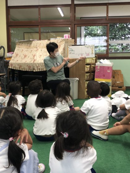 在園児・卒園児のお母さんたちが絵本の読み聞かせをしてくれます。先生ではなく、お母さんの読み聞かせはまた一味違います。子どもたちのために時間を作って下さり本当に感謝の気持ちでいっぱいです。これからもよろしくお願いします。
