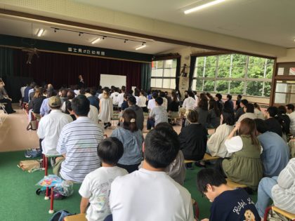 父母の会講演会をしました。この日は土曜日でしたが、たくさんのお父さん・お母さん・おじいちゃん・おばあちゃんが来てくださいました。<br />
今年度は“つだつよしさん”に来ていただき、子育てについてのお話を笑いあり、涙あり、心に響く内容の講演をしていただきました。<br />
