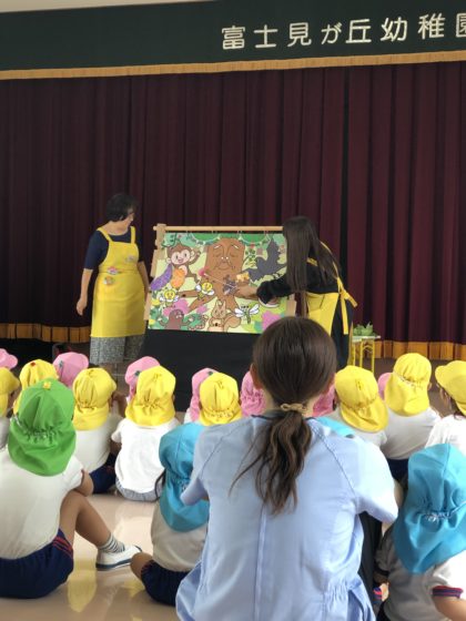 エコマザーさんに来ていただき、エコの話をしてもらいました。<br />
この日は２歳児から５歳児が参加しました。<br />
子どもたちからは、「電気のつけっぱしはだめだよ」「ごみをへらさないといけないね」などと早速話す様子がありました。<br />
エコについては永遠のテーマです。<br />
園だけではなく、お家でもエコについて考えてほしいと願いながらこれからも色々な活動をしていきたいと思います。