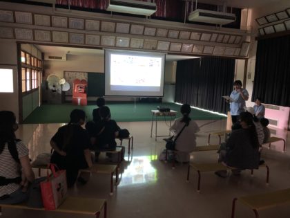 未就園児対象の園見学会をしました。<br />
９組の親子が来てくださり、普段の保育に一緒に参加！！自分達より小さいお友だちだと分かると３歳児でも「これ貸してあげるよ」「一緒に遊ぼう」と声を掛ける姿もあり、なんだかこちらも嬉しくなりました。<br />
園の紹介もさせていただきました。一所懸命お話を聴いてくださる親子の方々ばかりでこちらが心温まりました。<br />
またぜひ足を運んでください♡