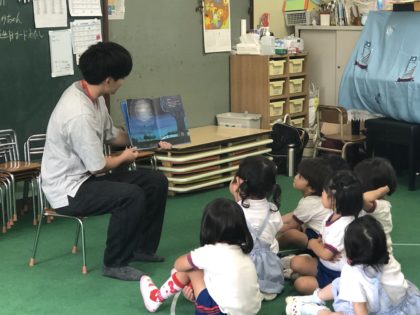 保護者の方々による絵本の読み聞かせですが、今回はパパが参戦。お父さんの声の読み聞かせもとても心地よかったです。<br />
忙しい中、子どもたちのためにありがとうございます。