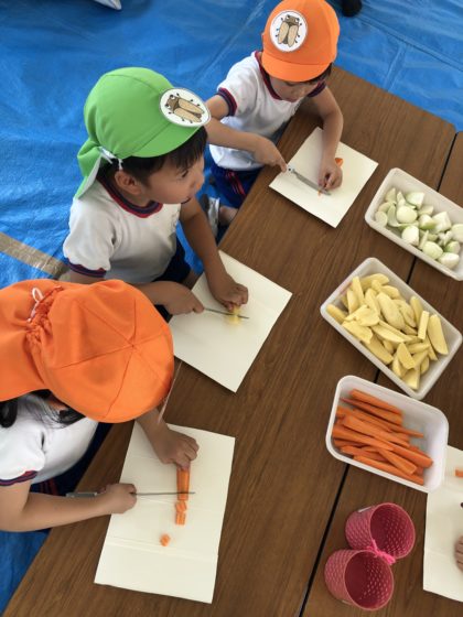 年長組はお泊り保育をしました。大好きなこども園に大好きな先生と友達とお泊りし、さびしくて泣いた子どもは誰もいませんでした。<br />
みんな１つお兄さん・お姉さんになって帰りました。子どもたちの心にずっと残ってくれるといいな・・・