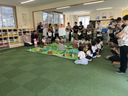 横瀬小学校の先生方がたくさん来て保育を見学してくださいました。<br />
幼小連携が大事といわれていますが、小学校の先生がこども園に来ることはとても貴重です。架け橋プログラム作成に向けてお互い勉強会ができ、とてもよい時間になりました。これからもしっかり連携し、繋いでいきたいと思います。
