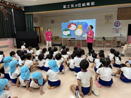 大分市の方々の食育講座がありました。クイズや野菜のしくみや野菜を食べることの大切さを分かりやすく教えてくれました。２歳児も興味津々。これからも食育を大事にしていきます。