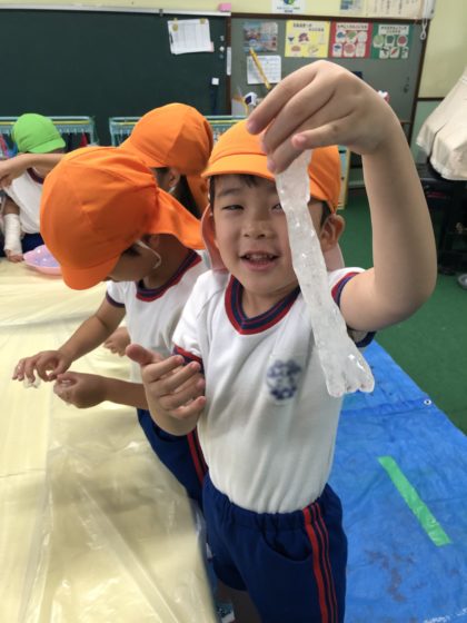 ８月にあった２回の登園日には全員集合！！<br />
シャボン玉やスライム、魚釣りなどして楽しい時間を過ごしました。<br />
特に１号さんは久しぶりの登園。いい表情です。