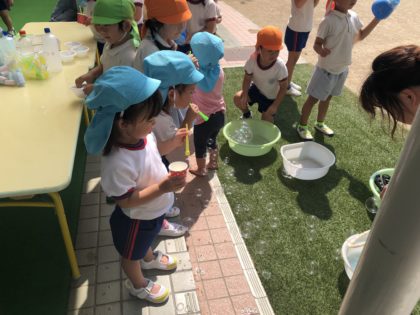 ２歳児もシャボン玉が上手になりました。