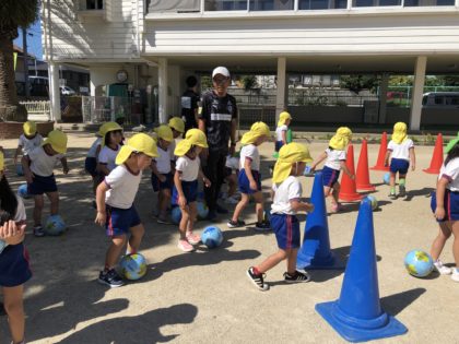 トリニータのコーチの方にサッカー指導をしていただきました。<br />
元気いっぱいのコーチに負けじと４歳児も元気にボールを蹴っていました。未来のプロサッカー選手が誕生する日を楽しみにしています！！