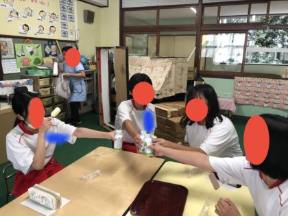 稙田西中学校の２年生が職場体験に来ました。４人の中にも卒園児がいて懐かしくなりました。中学生はパワフルです。１日の振り返りの後のジュースに乾杯していました・・・笑<br />
とっても前向きな中学生。また遊びに来てください。