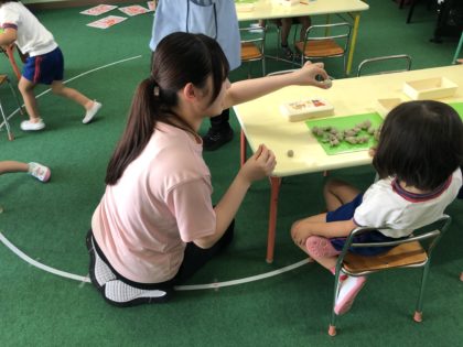 短大生が実習に来ました。卒園児です。あの頃も真面目なお子さんでしたが、実習でも一生懸命学ぼうとする姿が素敵でした。<br />
また来年も待っています。
