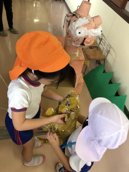 ごっこ遊びも充実しています。年長組は動物園を、年中組はお店屋さん、英語クラスはストア、年少組と未満児はお客さんになってやりとりを楽しんでいました。毎年子どもたちのアイデアにはこちらも驚かされています。<br />
