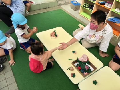 地域の老人クラブの方と交流をしました。今回は昔遊びをたくさん教えていただきました。とっても優しいおじいちゃんとおばあちゃんとの時間はこちらも心が温かくなります。いつもありがとうございます。