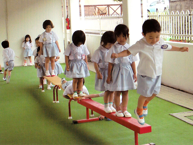 雨天体操場であそぼう